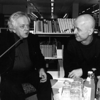 Kirjailijat Veijo Meri ja Jouko Turkka keskustelevat Yleisradion kirjastossa.