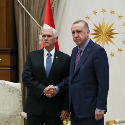 Recep Tayyip Erdogan ja Mike Pence keskustelevat Turkin sotilasoperaatiosta 17. lokakuuta Ankarassa.