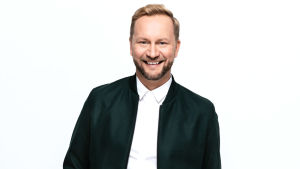 Mikko Silvennoinen juontaa tuttuun tapaan suomenkieliset lähetykset. Juontaja Mikko Silvennoinen.