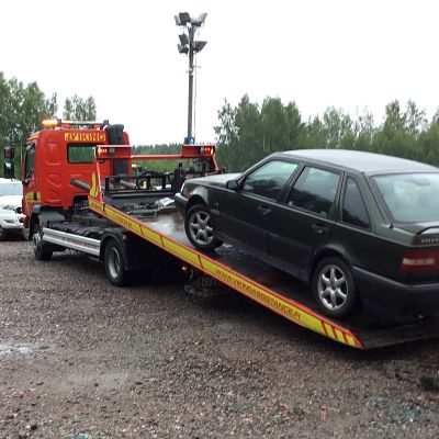 Väärin pysäköity auto on saapunut ajoneuvojen siirtokeskukseen Helsingissä.