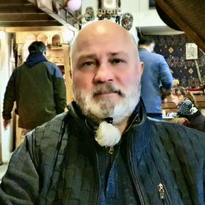 Vajo Gorelašvili i sin restaurang i Tallinn. "Coronan är ett gissel för restaurangerna", säger han. Vajo Gorelašvili i sin restaurang i Tallinn.
