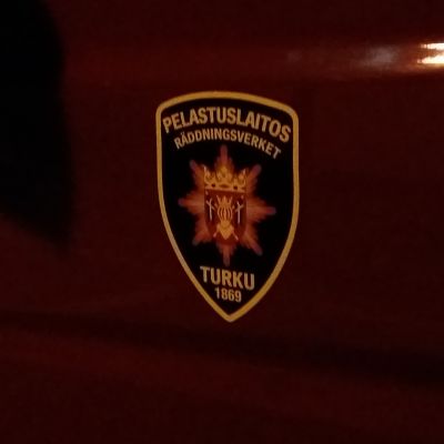 Egentliga Finlands räddningsverks logo på en brandbil.