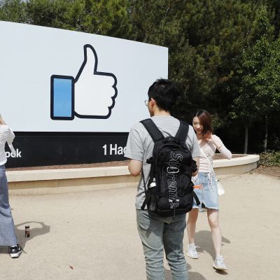 Kuvassa on like-kyltti Facebookin pääkonttorin ulkopuolella Kaliforniassa.