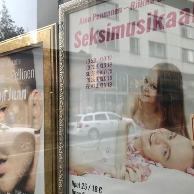 Teatterijulisteita teatterin mainoskyltissä