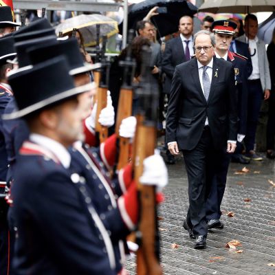 Katalonian aluejohtaja Quim Torra tarkasti seremoniavartioston Barcelonassa alueen kansallispäivänä.