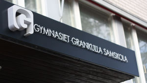 Gymnasiet Grankulla samskola är bäst i Svenskfinland i studentskrivningarna. Ingången till Gymnasiet Grankulla samskola.