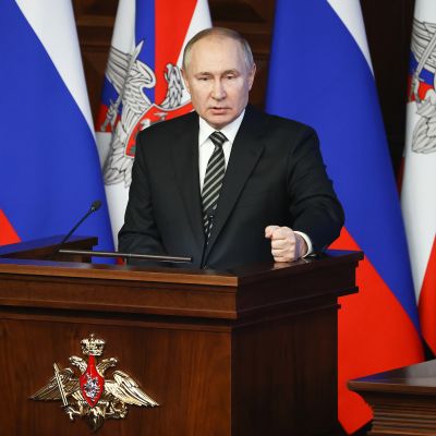 Putin seisoo ja puhuu.