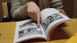 När Hanna Nyberg bläddrar i Florakörens historik är det nästan som om hon skulle bläddra i sitt familjefotoalbum. Överallt finns bilder på släktingar och familjebekanta. När Hanna Nyberg bläddrar i Florakörens historik är det nästan som om hon skulle bläddra i sitt familjefotoalbum. Överallt finns bilder på släktingar och familjebekanta.