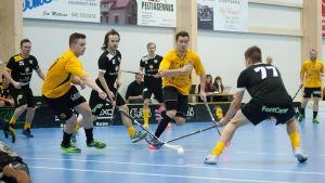 Knights Andre Artzen och Henrik Himmelroos i kamp mot Top Teams Teemu Ruotsalainen. Andre Artzen och Henrik Himmelroos