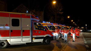 Räddningspersonal samlades vid en av de två brottsplatserna i Hanau, nära staden Frankfurt am Main. Ambulanser samlade vid ett skottlossningsställe.
