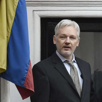 Julian Assange talar till journalister från ambassadbalkongen i London i februari 2016