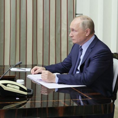 Rysslands president Vladimir Putin sitter i videomöte med USA:s president Joe Biden.