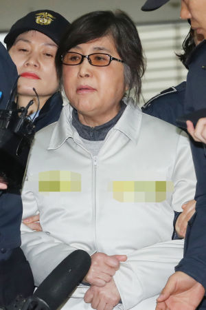 Choi Soon-Sil häktades i januari i väntan på rättegång. Choi Soon-Sil har häktats i väntan på rättegång.
