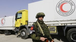 En rysk soldat övervakade hjälpkonvojen vid vägspärren i Wafidiin, då bilarna rullade in mot östra Ghouta på måndagen. En rysk soldat övervakade hjälpkonvojen vid vägspärren i Wafidiin, då bilarna rullade in mot östra Ghouta 5.3.2018.