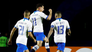 Coutinho gjorde två mål för blåvita Brasilien. Coutinho hoppar och jublar, Richarlison och Dani Alves springer bakom