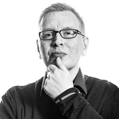 Panu Räty profiilikuvassa, käsi leualla.