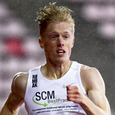 Jonni Blomqvist springer i Tammerfors.