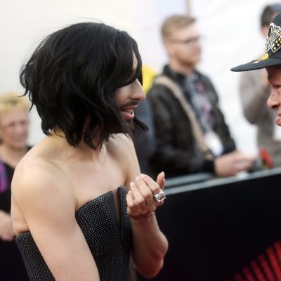 Euroviisuvoittaja Conchita Wurst ja Pertti Kurikan Nimipäivät -yhtyeen Kari Aalto juttelevat Euroviisujen avajaisseremoniassa Wienissä 17. toukokuuta.