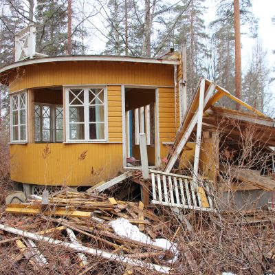 Ränsistynyt ja osittain romahtanut rakennus Kontioniemen elokuvakylässä.