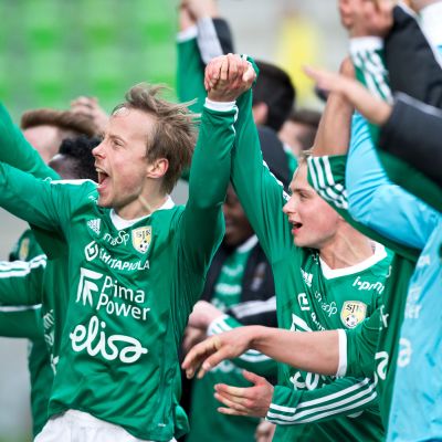 Joukkue kiittää fanejaan näyttävästi, kuvassa Timo Tahvanainen.