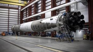 Första steget till en Falcon 9 i hangaren. En Falcon Heavy har tre av de här monterade parallellt. Falcon 9-raket i hangaren