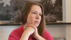I Jakobstad fungerar samarbetet mellan konstnärerna och kommunen, säger Jakobstads kultursekreterare Marja-Leena Hyytinen. En kvinna med händerna under hakan.