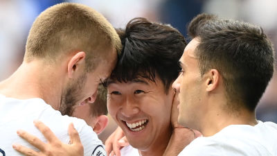 Heung-Min Son firas av lagkamrater.