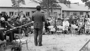 Kolttien luottamusmies Matti Sverloff puhuu kyläkokouksen juhlaistunnossa 11.8.1979.