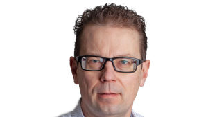 Företagaren Dan Björklöf. en man i ljus skorta och svarta glasögon och kort mörkt hår