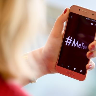 Puhelimen näytössä lukee #MeToo