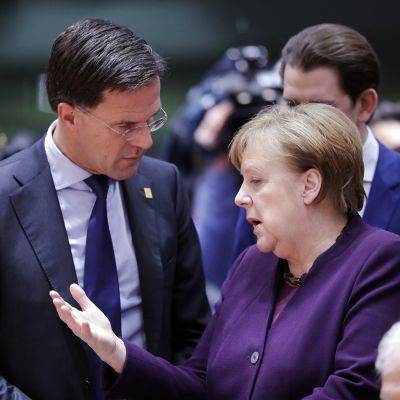 Kuvassa Angela Merkel ja Mark Rutte keskustelevat.