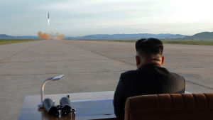 Nordkoreas ledare Kim Jong-Un bevittnar provskjutningen av en interkontinental långdistansmissil Nordkoreas ledare Kim Jong-un följer med en provskjutning av en missil.