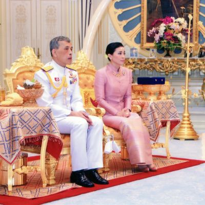 Kuningas Maha Vajiralongkorn eli Rama X ja kuningatar Suthida.