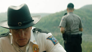 Polis, polis, mansgris? Nej, polischef Willoughby (Woody Harrelson) försöker hålla ryggen fri mot kolleger som Dixon. Polischef Willoughby i närbild.