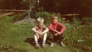 9-vuotias, vielä Uffe & Bossen säveltäjänkyvyistä tietämätön kirjoittaja Pernajassa. Oikealla kaveri Tony Isberg. Josper Knutas ja Tony Isberg vuonna 1966. Kuva Josper Knutasin kotialbumista.