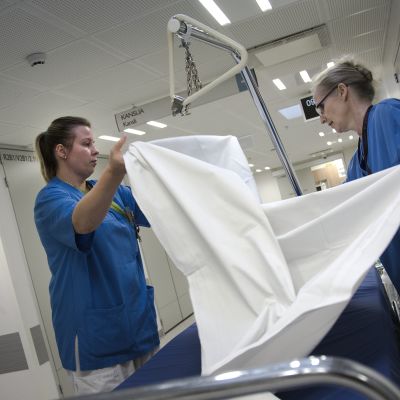 Potilasvuoteen petaamista Keski-Pohjanmaan keskussairaalan osasto 7:llä.