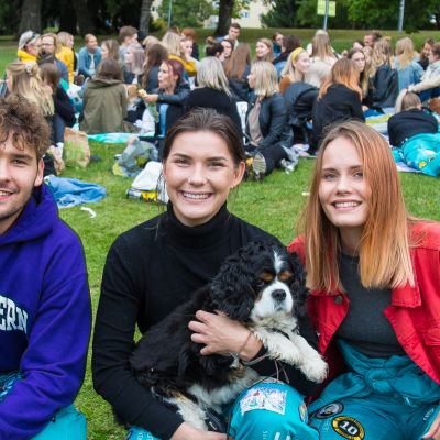 Yhteiskuntatutkimuksen opiskelijoita piknikillä Tampereen Sorsapuistossa