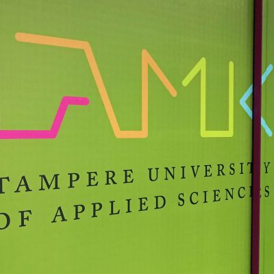 Tampereen ammattikorkeakoulun logo ovessa