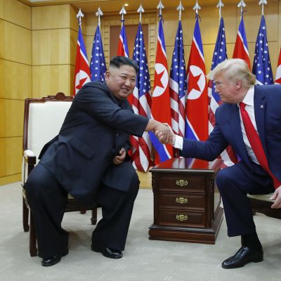 Kim Jong-un ja Donald Trump kättelevät 30. 6. 2019.