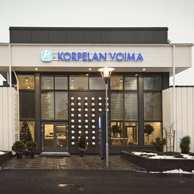 Sähköyhtiö Korpelan Voiman päärakennus Kannuksessa.