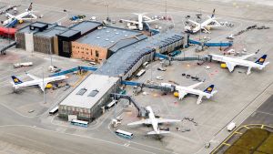 Så gott som alla turister anländer till Island via Keflavíks flygplats. Keflavíks internationella flygplats på Island.