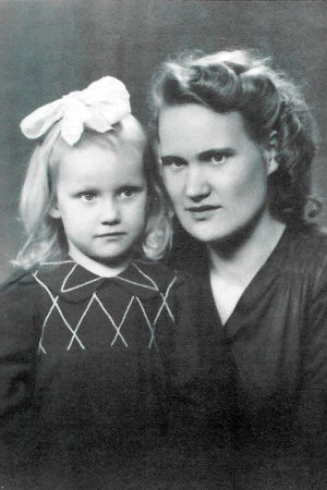 Tarja Halonen med mamma Lyyli. En mamma och ett barn. Svartvitt gammalt studiofoto.