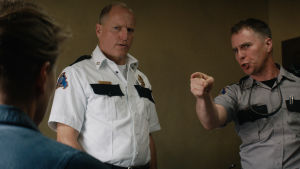 Håll käften kärring! Dixon (Sam Rockwell) förhör Mildred (Frances McDormand) på sitt milda sätt medan chefen Willpoughby (Woody Harrelson) lyssnar. Dixon och Willoughby förhör Mildred.