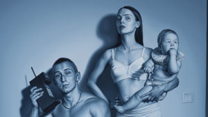 Ur serien Young Adults. Personerna skulle inte rymmas in i samma bild - i verkligheten. Konstverk i blått med flera unga personer i underkläder.