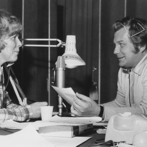 Meri Louhos ja Sauvo Puhtila juontavat radiolähetystä 19. toukokuuta 1973.