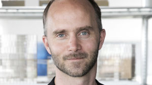 Mårten Leringe säger att han som arkitekt har en stark tro att miljön som man skapar i ett projekt kan påverka det mänskliga beteendet, både positivt och negativt. en man i svart kavaj och vit skjorta