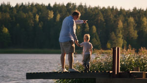 Christer är en av dem som medverkar i dokumentärfilmen Miehiä ja poikia som kom ut 2019. Man och pojke på brygga. Holme i bakgrunden.