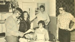 Tidningen Östra Nyland besökte radion inför säsongsstarten 1974. Runt redaktionschefen Gia Mellin-Kranck står Kurt-Erik Wikstedt, Nina Björman-Nystén, Erik Gestrin och Nils-Erik Friis. Radio Östnylands Borgåredaktion år 1974.