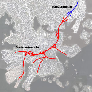 Så här skulle den planerade centrumtunneln gå. Röda och blå streck på en karta på Helsingfors centrum. Strecken visar var Centrumtunneln och Sörnästunneln går.