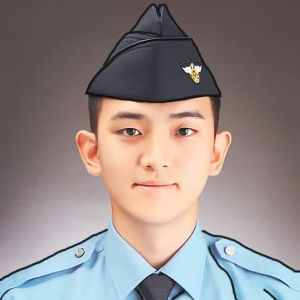 Youngho Lee tjänstgör i Sydkoreas flygvapen just nu En man i militäruniform ser in i kameran. Han ser neutral och bestämd ut. Fotot ser ut som ett passfoto.